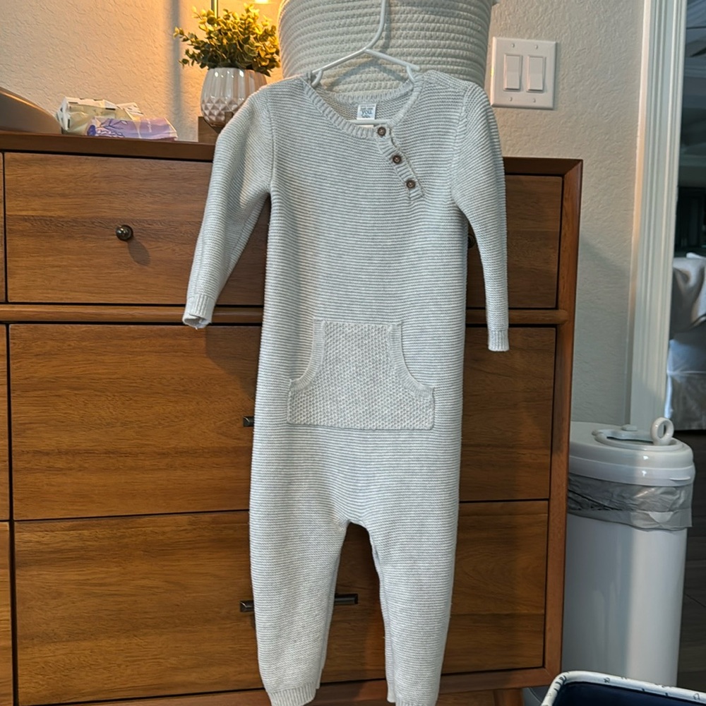 Carter’s 18 month romper in a heathered light gray color